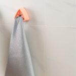 5 db öntapadó vízálló tartó készlet Push Free rendszerrel konyhai vagy fürdőszobai törölközők tárolására, falra szerelhető, 5 x 2,3 cm, rózsaszín - Kép 7
