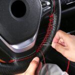 Fekete bőr és piros varrású kormányburkolat, átmérője 37 - 39 cm