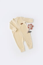 Hosszú ujjú jumpsuit és cipzár 80% organikus pamut és 20% poliészter -krém, babycosy (méret: 12-18 hónap)