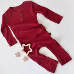 Hosszú ujjú jumpsuit és hosszú nadrág organikus és modális pamutból - BabyCosy Red (méret: 0-3 hónap)