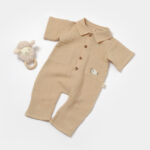 Röviden leplezett jumpsuit és juhok gombok, 100% pamut -barack, babycosy (méret: 9-12 hónap)