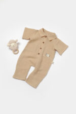 Röviden leplezett jumpsuit és juhgombok, 100% pamut -barack, babycosy (méret: 3-6 hónap)
