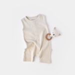 Ujjatlan jumpsuit és rövidnadrág - 100% organikus pamut - kő, babycosy (méret: 9-12 hónap)