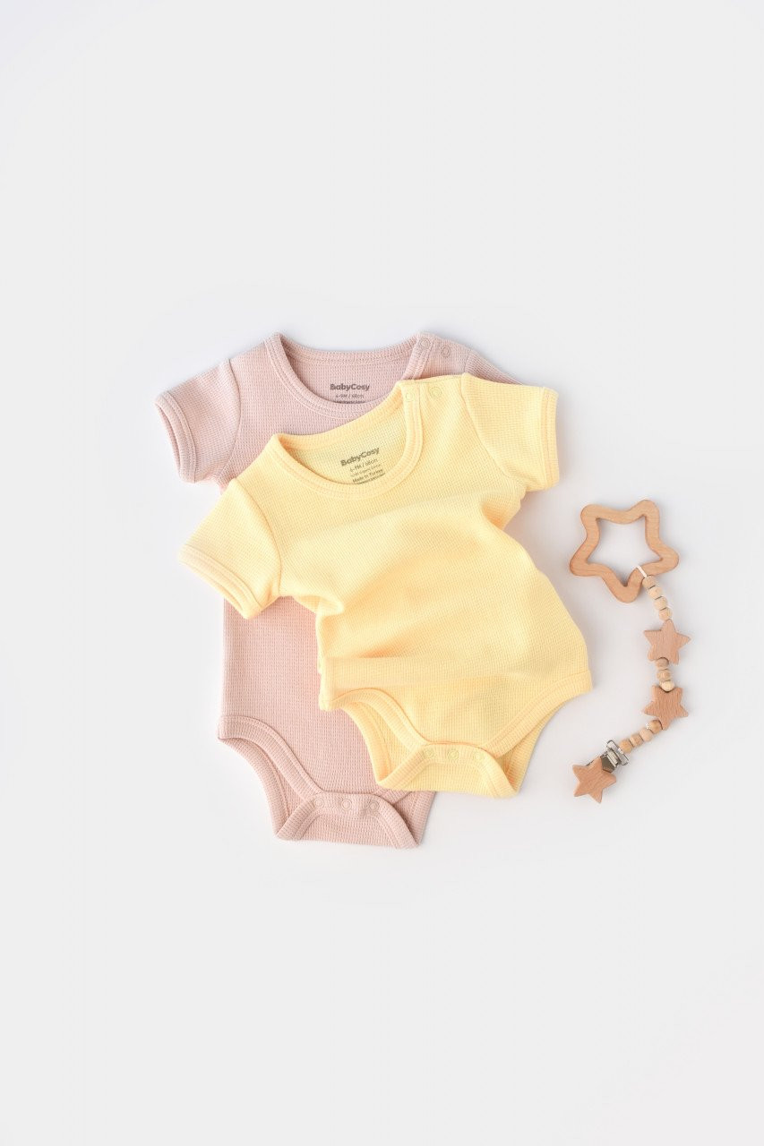 set-2-body-uri-bebe-unisex-100-bumbac-organic-galben-roz-babycosy8148 Set 2 baba unisex test -100% organikus pamut -sárga/rózsaszín, babycosy (méret: 18-24 hónap) - Kép 1