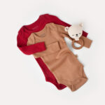 Állítsa be a 2 testet hosszú ujjú unisex organikus és modális pamutbarna/piros, babycosy (méret: 18-24 hónap)