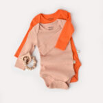 Állítsa be a 2 testet hosszú ujjú unisex organikus és modális pamut-grannátos/őszibarack, babycosy (méret: 6-9 hónap)