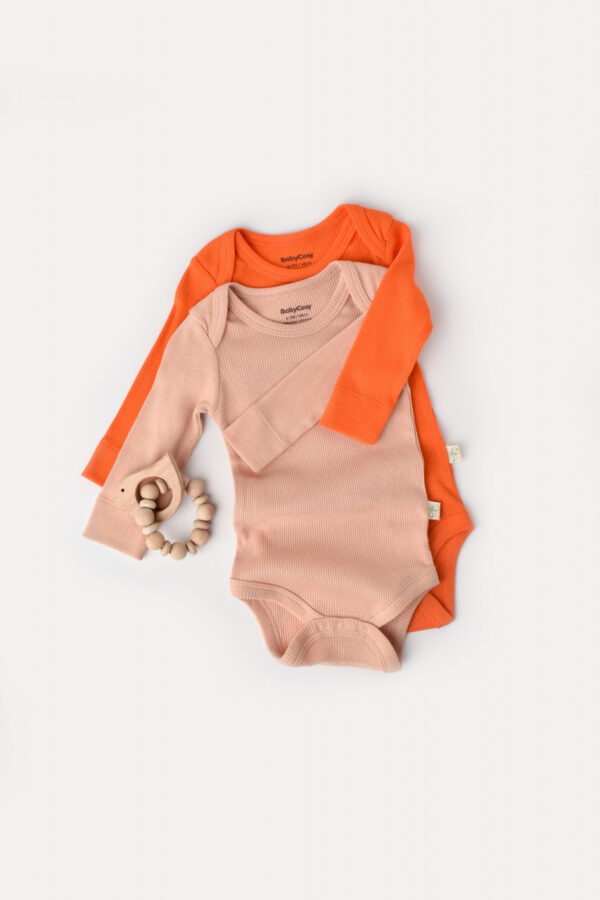Állítsa be a 2 testet hosszú ujjú unisex organikus és modális pamut-grannátos/őszibarack, babycosy (méret: 6-9 hónap)