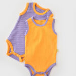 Állítson be 2 testet ujja nélkül, ribea baba unisex organikus pamut és 5%elasztán-sárga/lila babycosy (méret: 9-12 hónap)