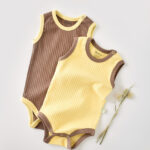 Állítson be 2 testet ujja nélkül ribaána baba unisex organikus pamut és 5%elasztán-vanília/barna babycosy (méret: 9-12 hónap)