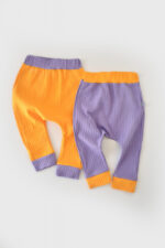 Állítsa be 2 Babana Unisex Ribana nadrágot organikus pamutban és 5%elasztánban - sárga/lila babycosy (méret: 6-9 hónap)