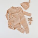 3 darab készlet: Hosszú ujjú test, hosszú nadrág és organikus és modális pamut sapka - lazac, babycosy (méret: 6-9 hónap)