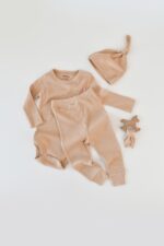 Beállított 3 darab: Hosszú ujjú test, hosszú nadrág és organikus és modális pamut sapkák - lazac, babycosy (méret: 12-18 hónap)