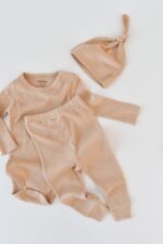 Beállított 3 darab: Hosszú ujjú test, hosszú nadrág és organikus és modális pamut sapkák - lazac, babycosy (méret: 12-18 hónap) - Kép 5