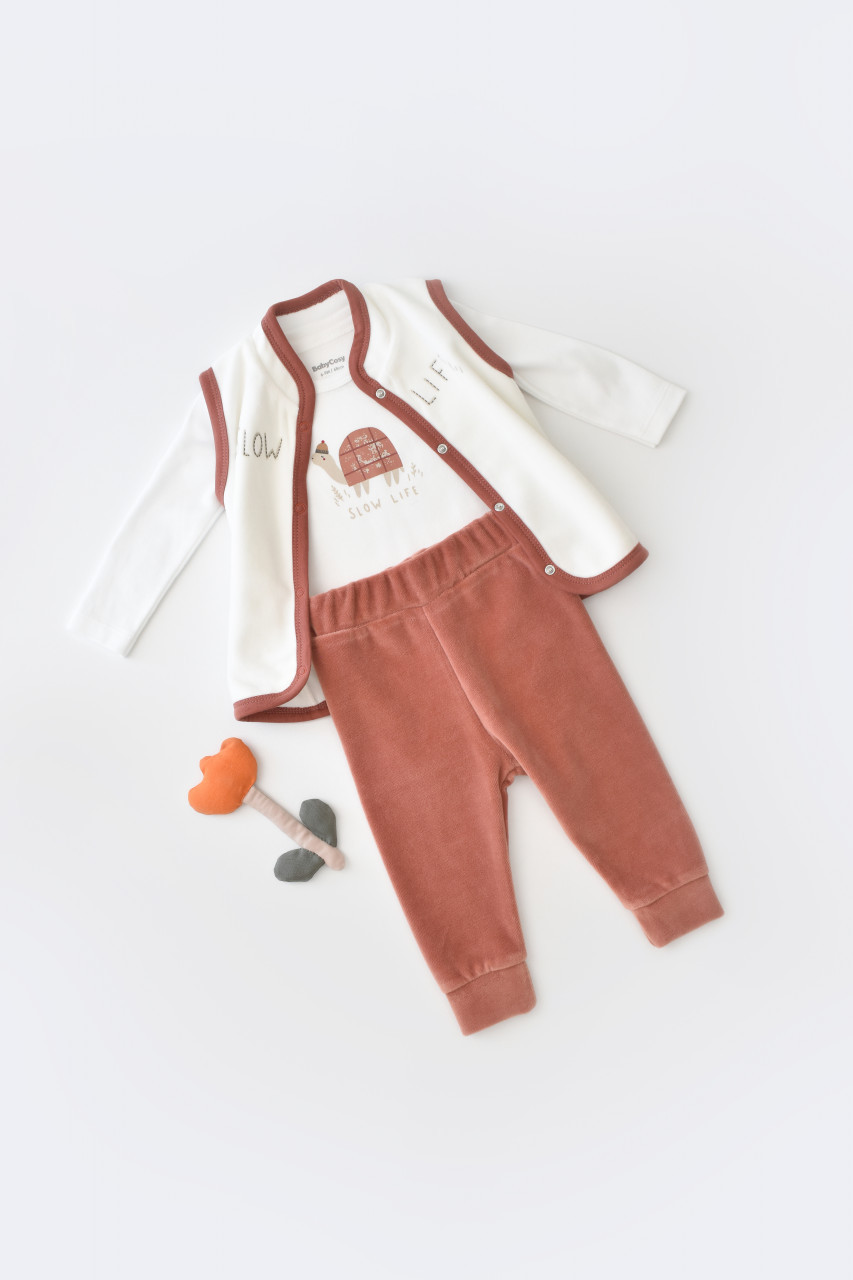 set-3-piese-broscuta-cu-body-pantalonasi-si-vestuta-din-80-bumbac7726 3 béka darab test, nadrág és nyugati 80% organikus pamut és 20% poliészter - tégla, babycosy (méret: 6-9 hónap) - Kép 1