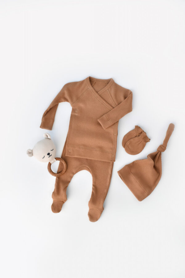 4 darabkészlet: blúz, nadrág, ketrec és organikus és modális pamutkesztyű - barna, babycosy (méret: 3-6 hónap)