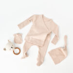 4 darabkészlet: blúz, nadrág, ketrec és organikus és modális pamutkesztyű - Blush, BabyCosy (méret: 6-9 hónap)