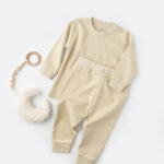 Hosszú ujjú és hosszú nadrággal - 100% organikus pamut - krém, babycosy (méret: 9-12 hónap)