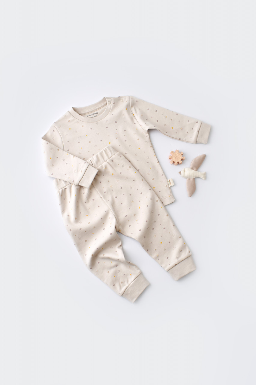 set-bluzita-cu-maneca-lunga-si-pantaloni-lungi-bumbac-organic-100-crem7447 Blúzkészlet hosszú ujjú és hosszú nadrággal - 100% organikus pamut - krém golyóval, babycosy (méret: 18-24 hónap) - Kép 1