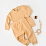 Hosszú ujjú és hosszú nadrággal - 100% organikus pamut - mustár, babycosy (méret: 9-12 hónap)