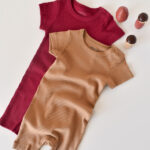 2 jumpsuit halmaz rövid organikus és modális pamuthüvelygel - Red/ Brown BabyCosy (méret: 6-9 hónap)